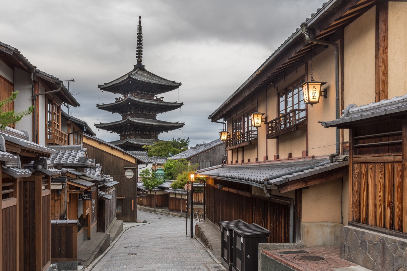 Strada Yasaka-dori și pagoda Hokan-ji din Kyoto, dimineața
