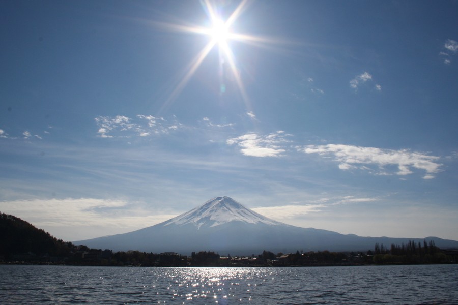 Muntele Fuji văzut de pe malul lacului Kawaguchi